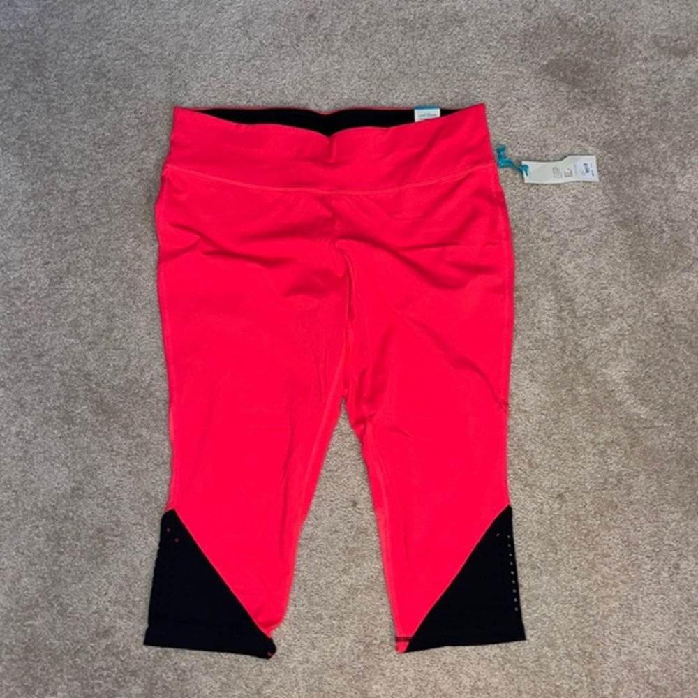 NWT moisture wicking Capri leggings with wide elastic‎ waistband